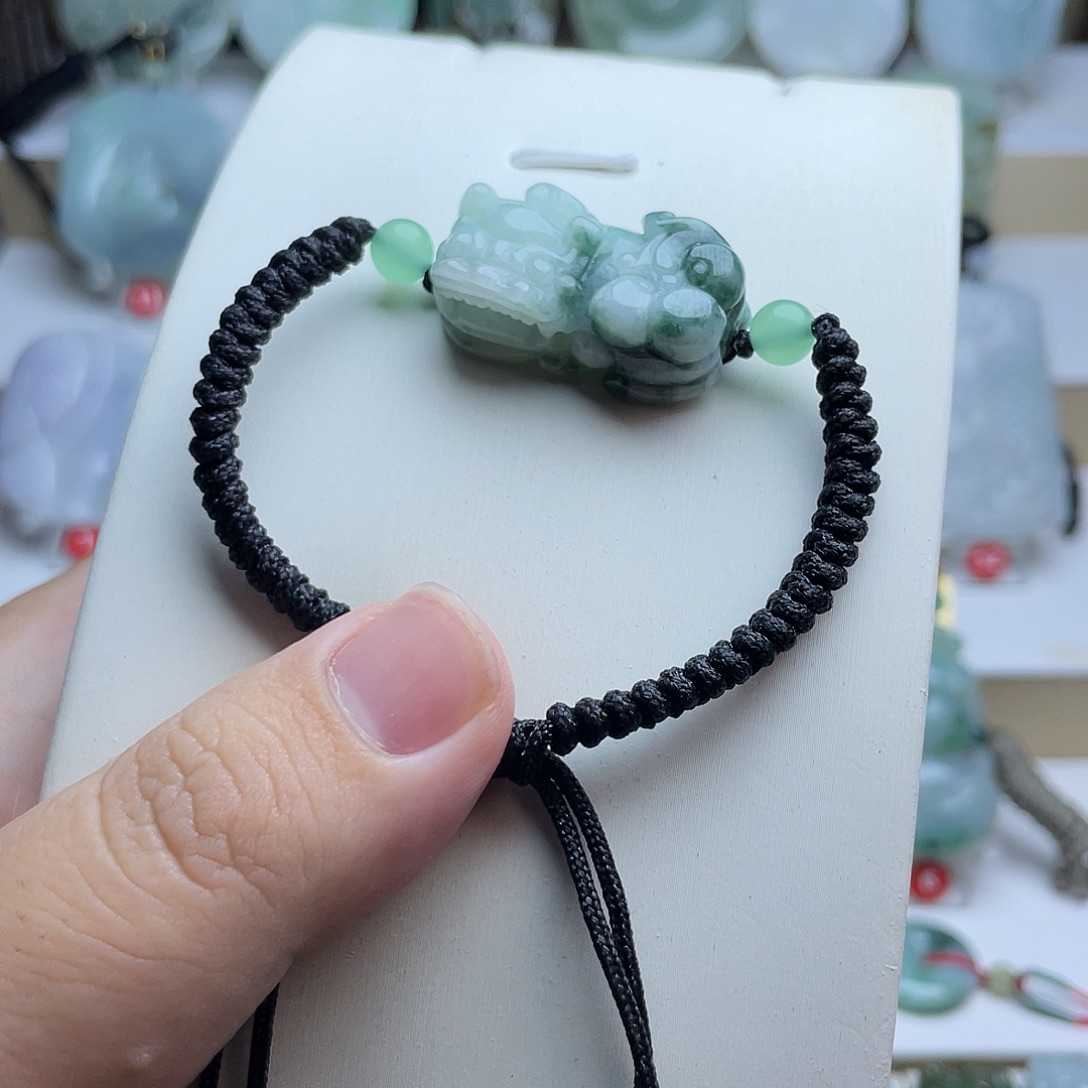 翡翠未镶嵌颈饰貔貅