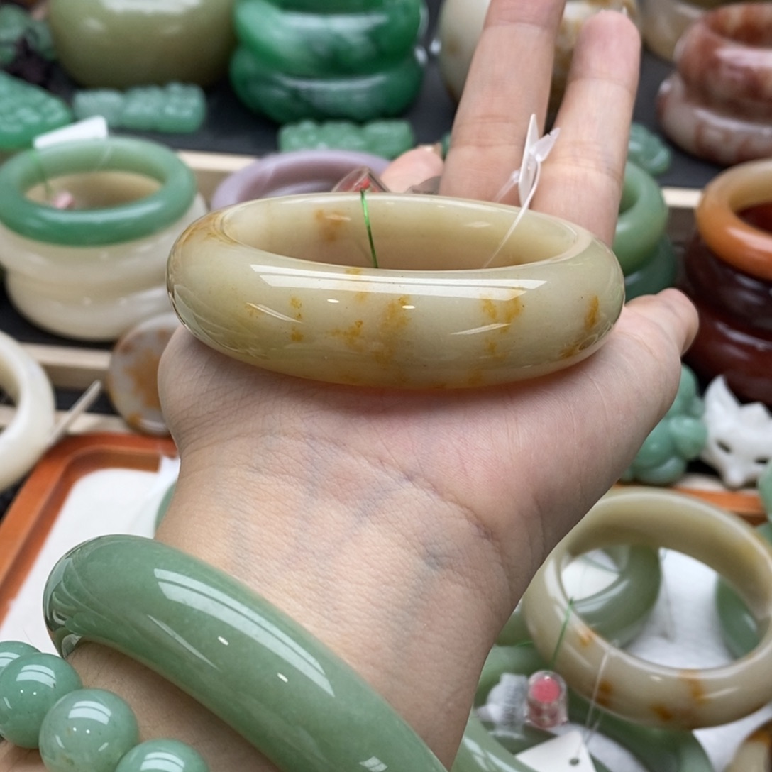 石英岩玉未镶嵌手镯