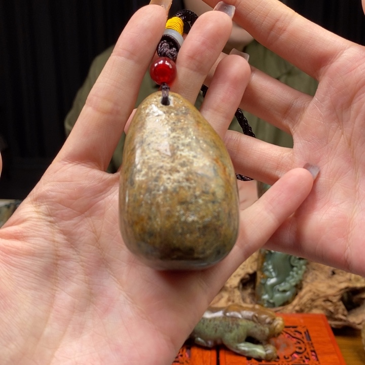 岫岩河磨玉（透闪石质玉）颈饰未镶嵌
