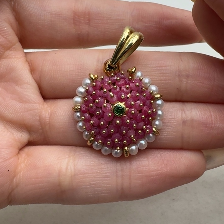 未镶嵌颈饰红宝石