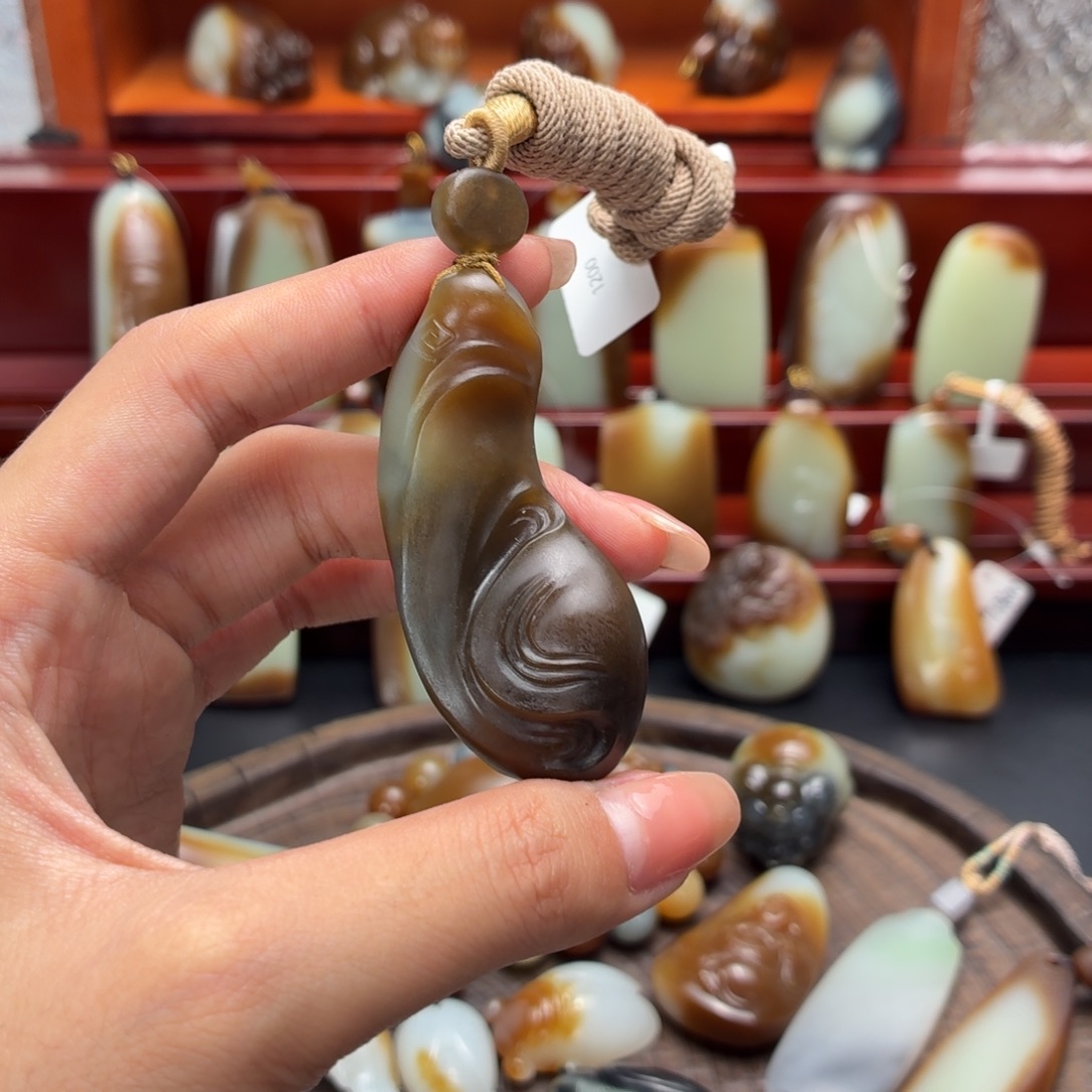 一***笑和田玉未镶嵌颈饰