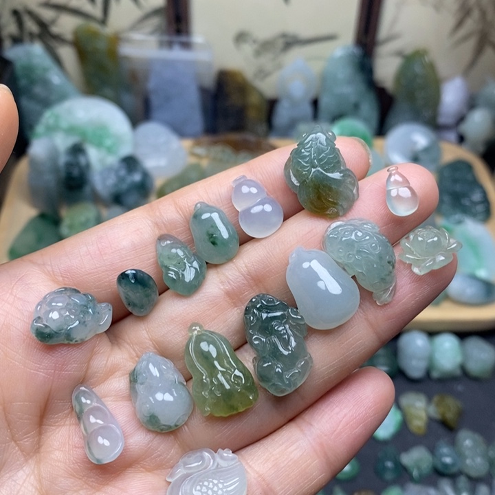 翡翠未镶嵌颈饰小配饰一个