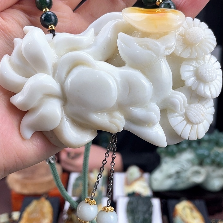 蛇纹石玉颈饰未镶嵌