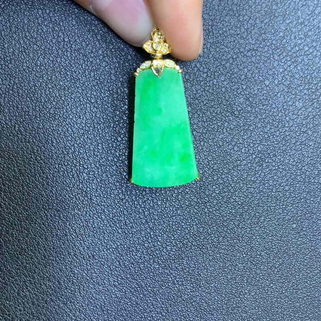 翡翠颈饰18K金镶嵌翡翠