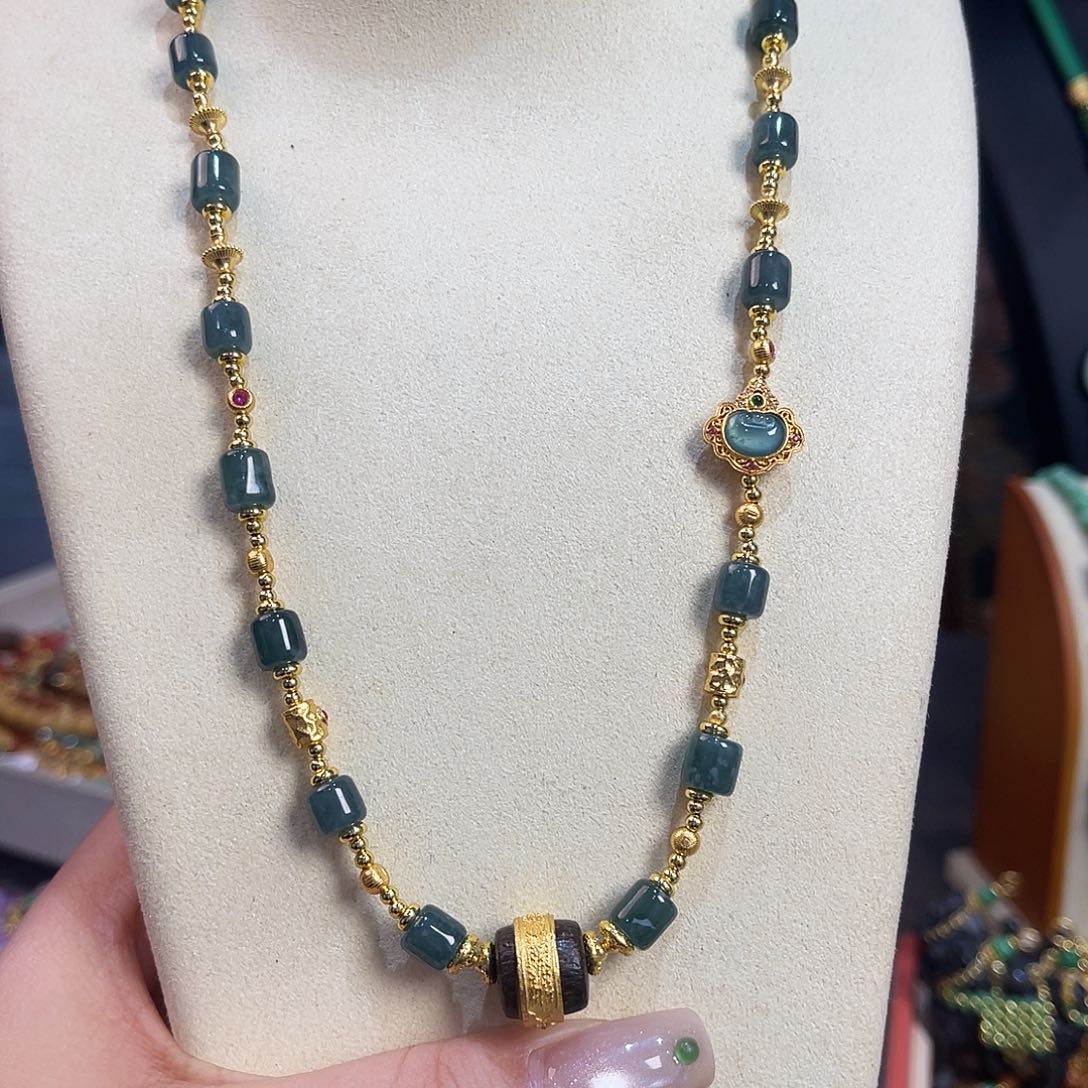 翡翠未镶嵌颈饰炸