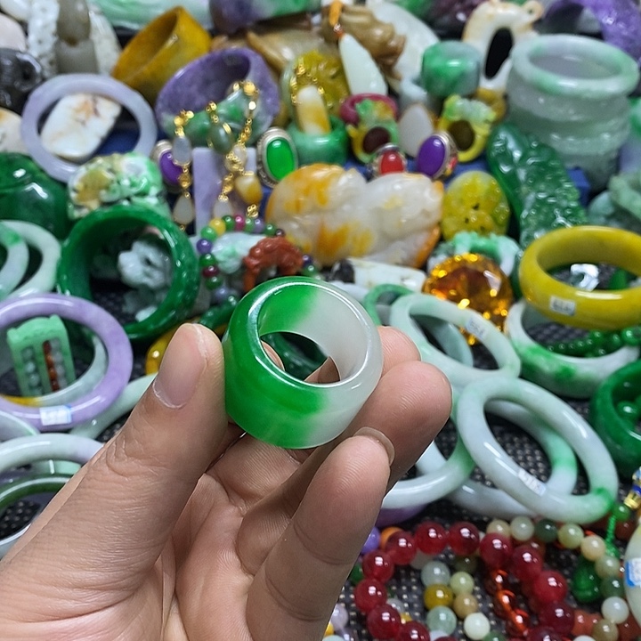 颈饰未镶嵌翡翠用****5缅甸翡翠首饰市场