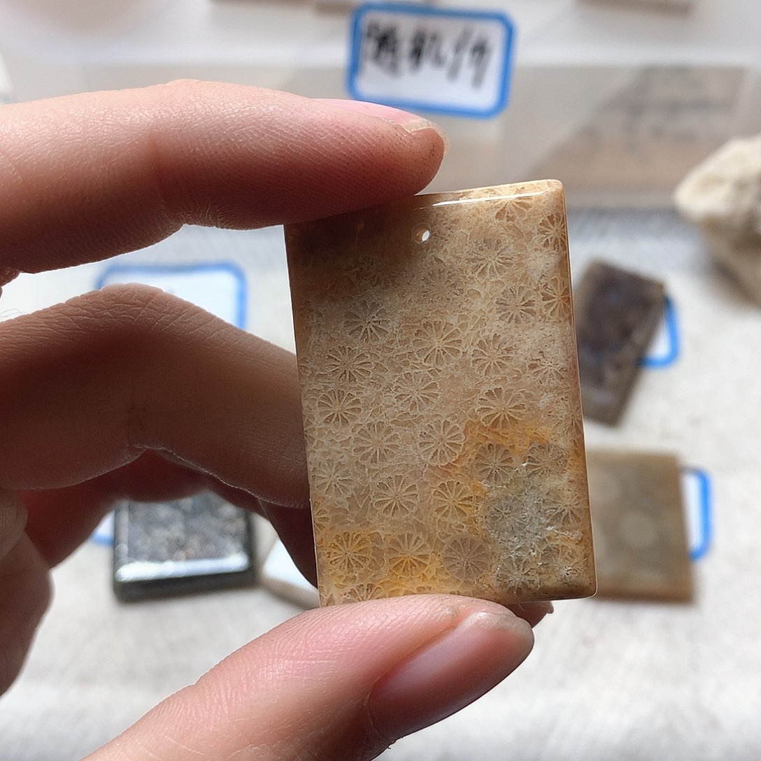 石英质玉颈饰未镶嵌莉**的