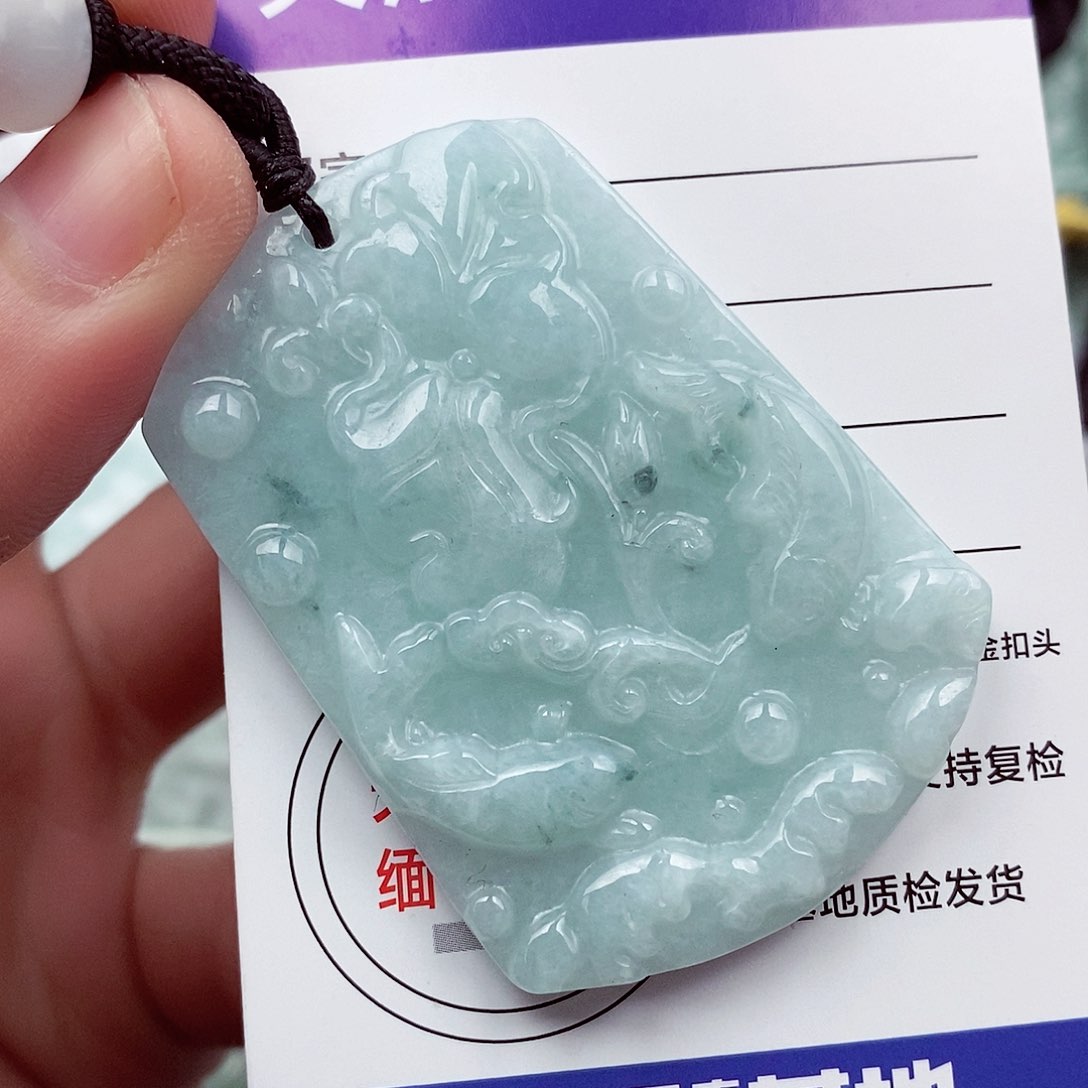 翡翠挂件未镶嵌翡翠