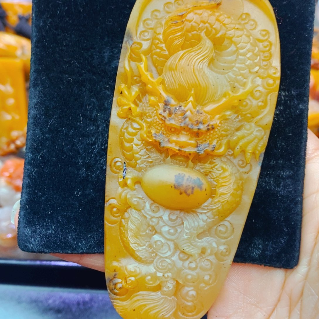 未镶嵌石英质玉（黄龙玉）颈饰