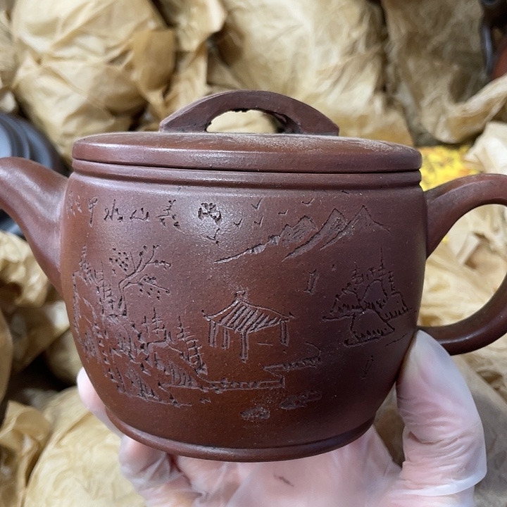 茶壶紫砂原矿泥料，手工制作，一把紫砂壶。