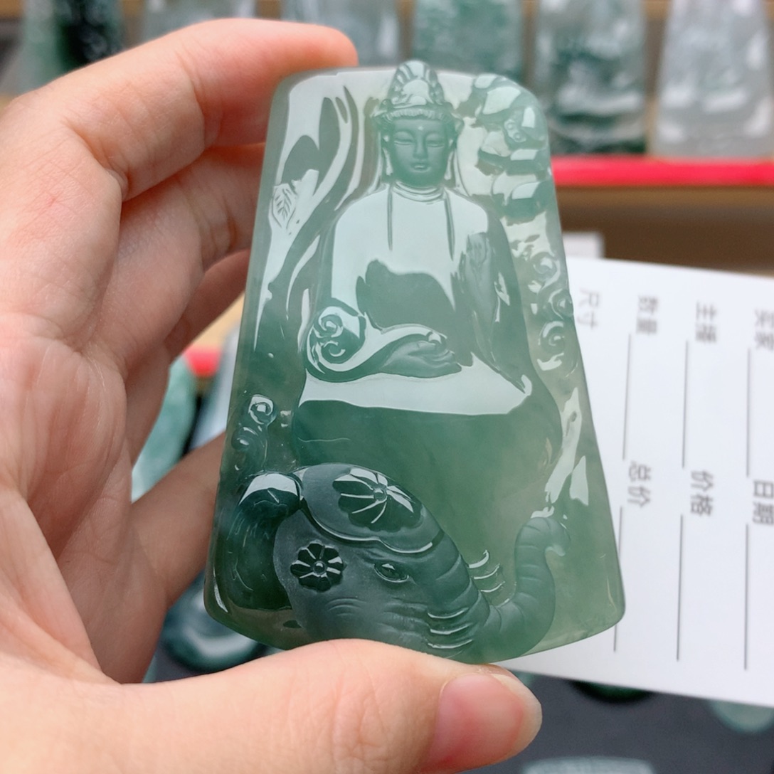 馨***寓翡翠未镶嵌颈饰普贤