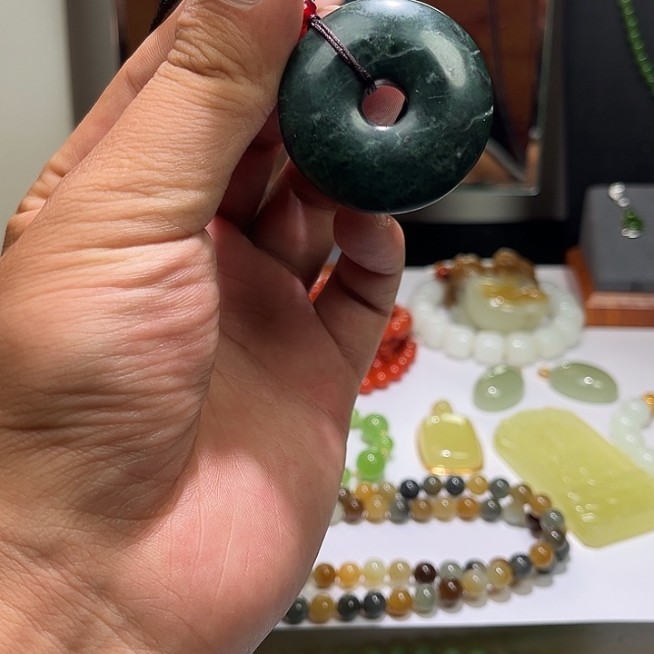 未镶嵌蛇纹石玉颈饰