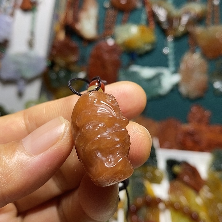 翡翠未镶嵌吊坠(赠链)