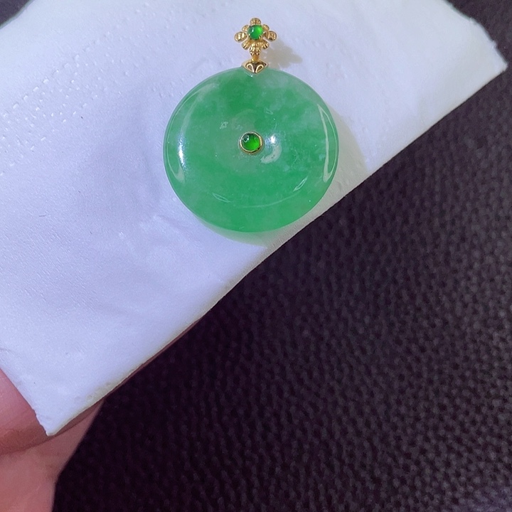 翡翠18K金镶嵌颈饰翡翠