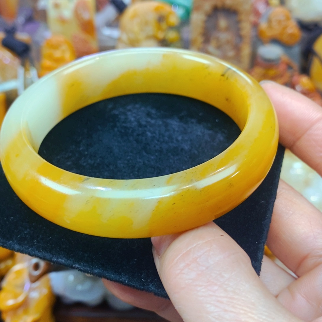 未镶嵌石英质玉（黄龙玉）颈饰