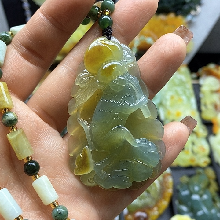 蛇纹石玉挂件未镶嵌