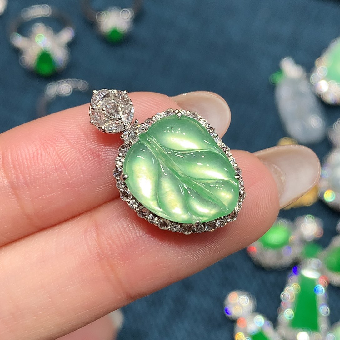 颈饰18K金镶嵌翡翠叶子