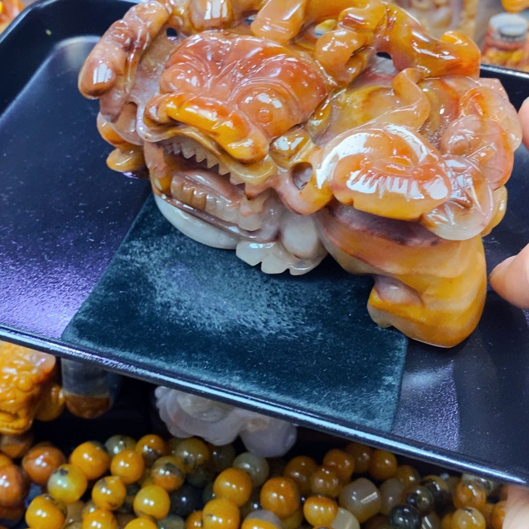 未镶嵌石英质玉（黄龙玉）颈饰