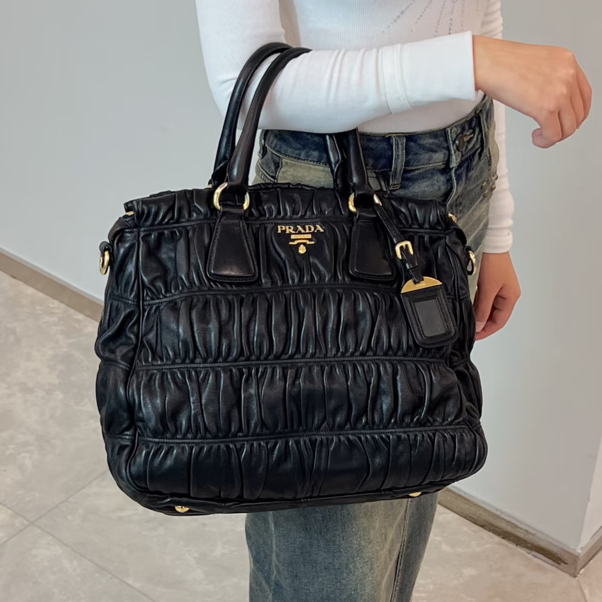 95新 Prada/普拉达 黑金全皮褶皱手提斜挎包16267162