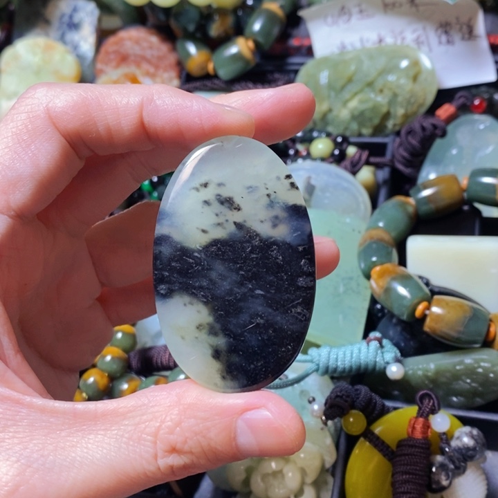 蛇纹石玉颈饰未镶嵌