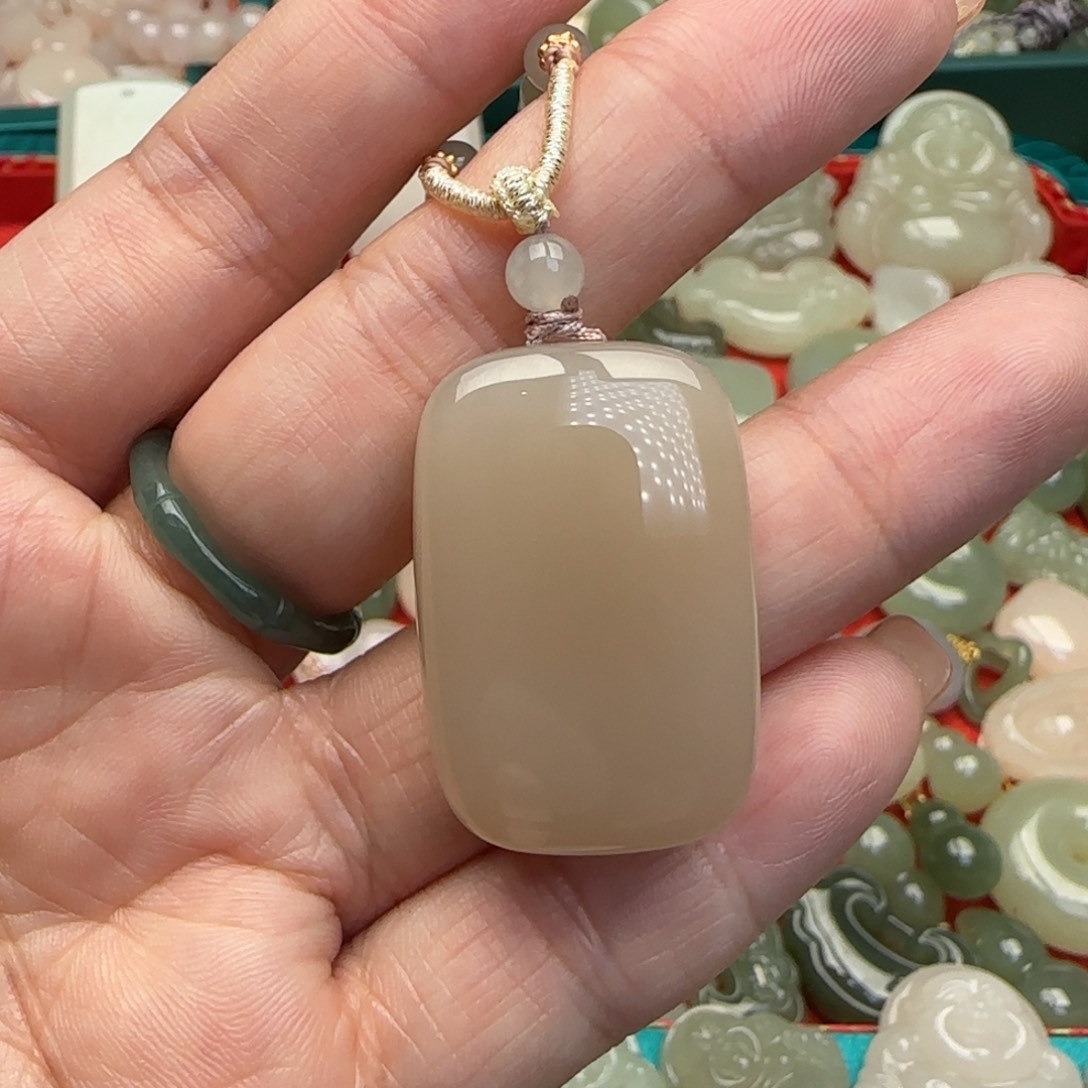 和田玉颈饰未镶嵌流*?