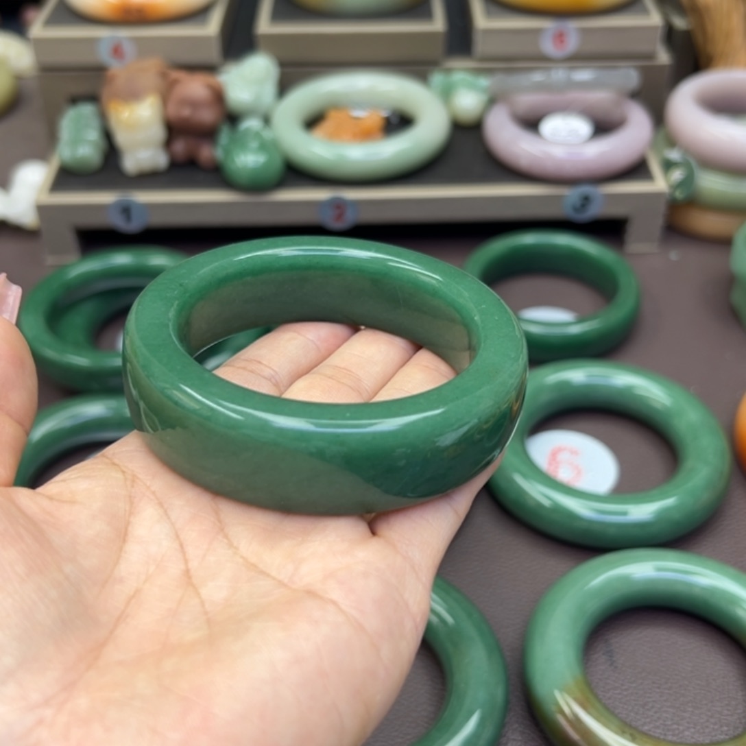 石英质玉手镯未镶嵌墨***?