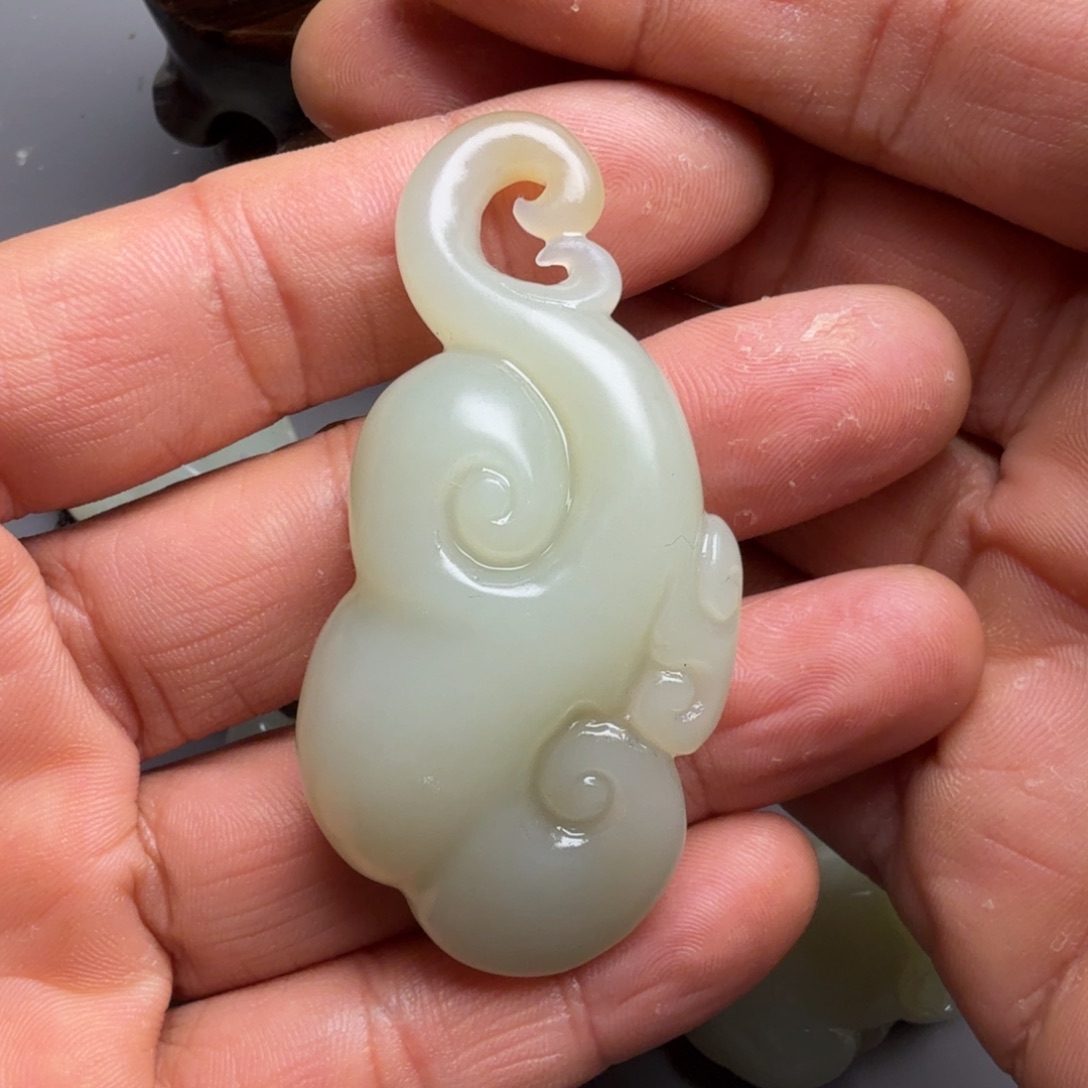 皮***子和田玉未镶嵌颈饰