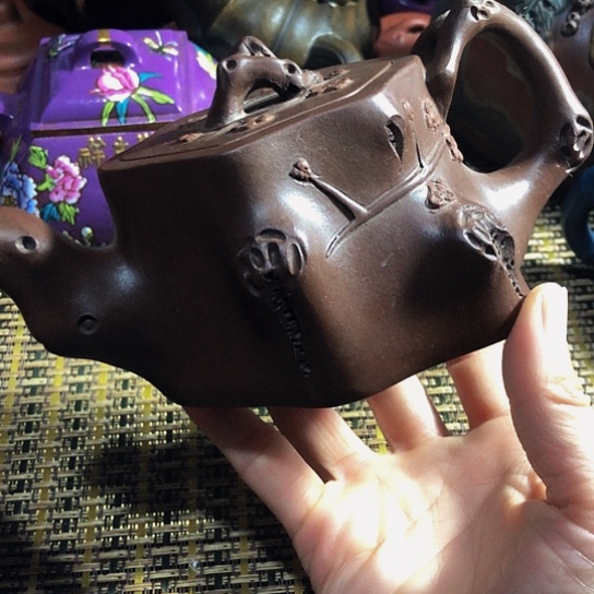 紫砂茶壶原矿泥料手工制作的紫砂壶。