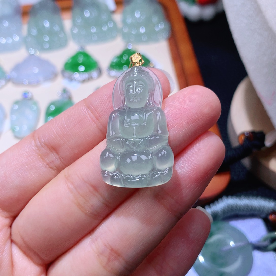 颈饰18K金镶嵌翡翠观音