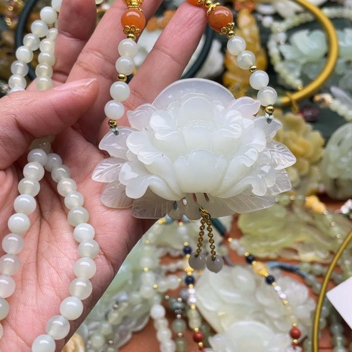 蛇纹石玉吊坠合金