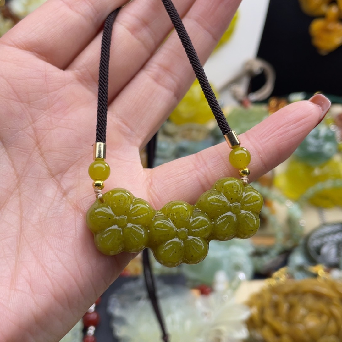 未镶嵌蛇纹石玉颈饰