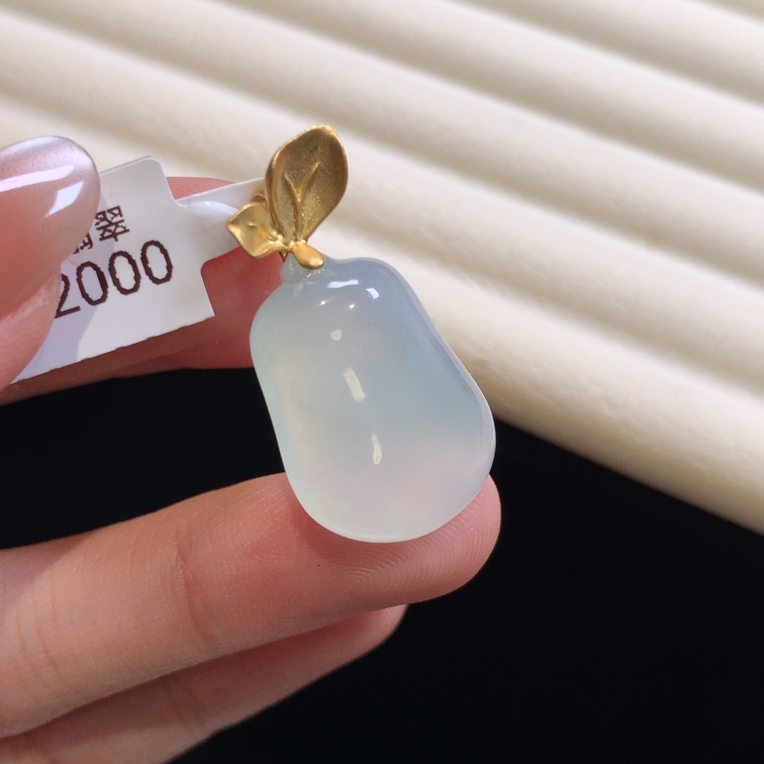 翡翠颈饰18K金镶嵌瓜