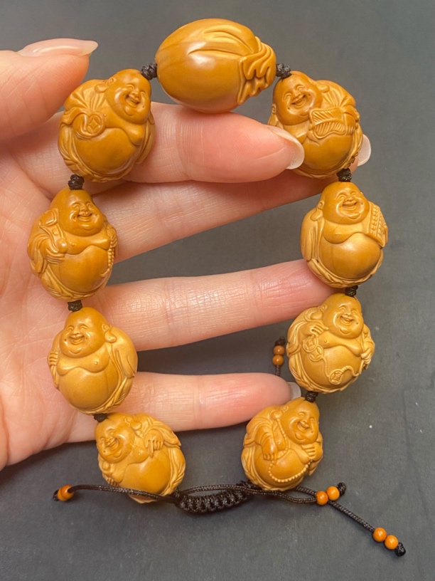 橄榄核雕刻弥勒送福