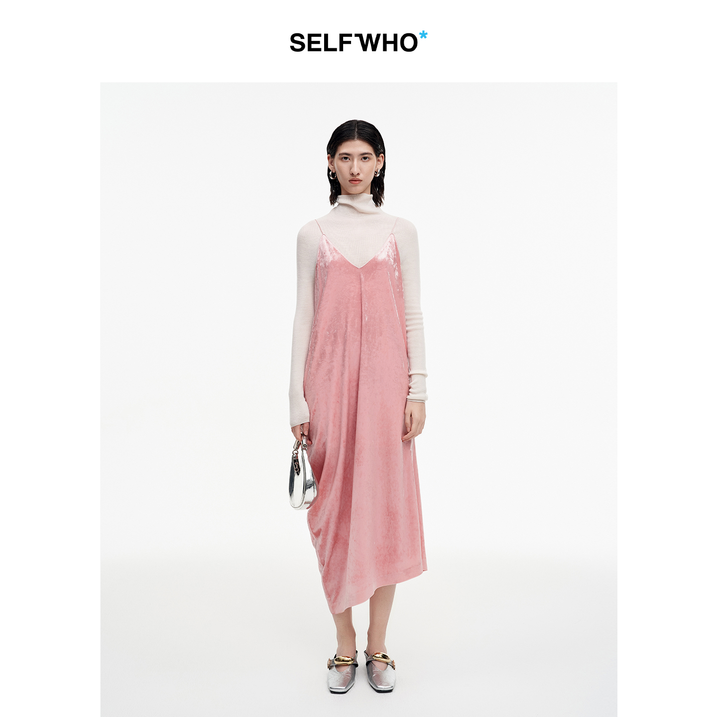 SELFWHO醋酯纤维混纺V领丝绒吊带连衣裙女2025秋新款不对称垂褶裙