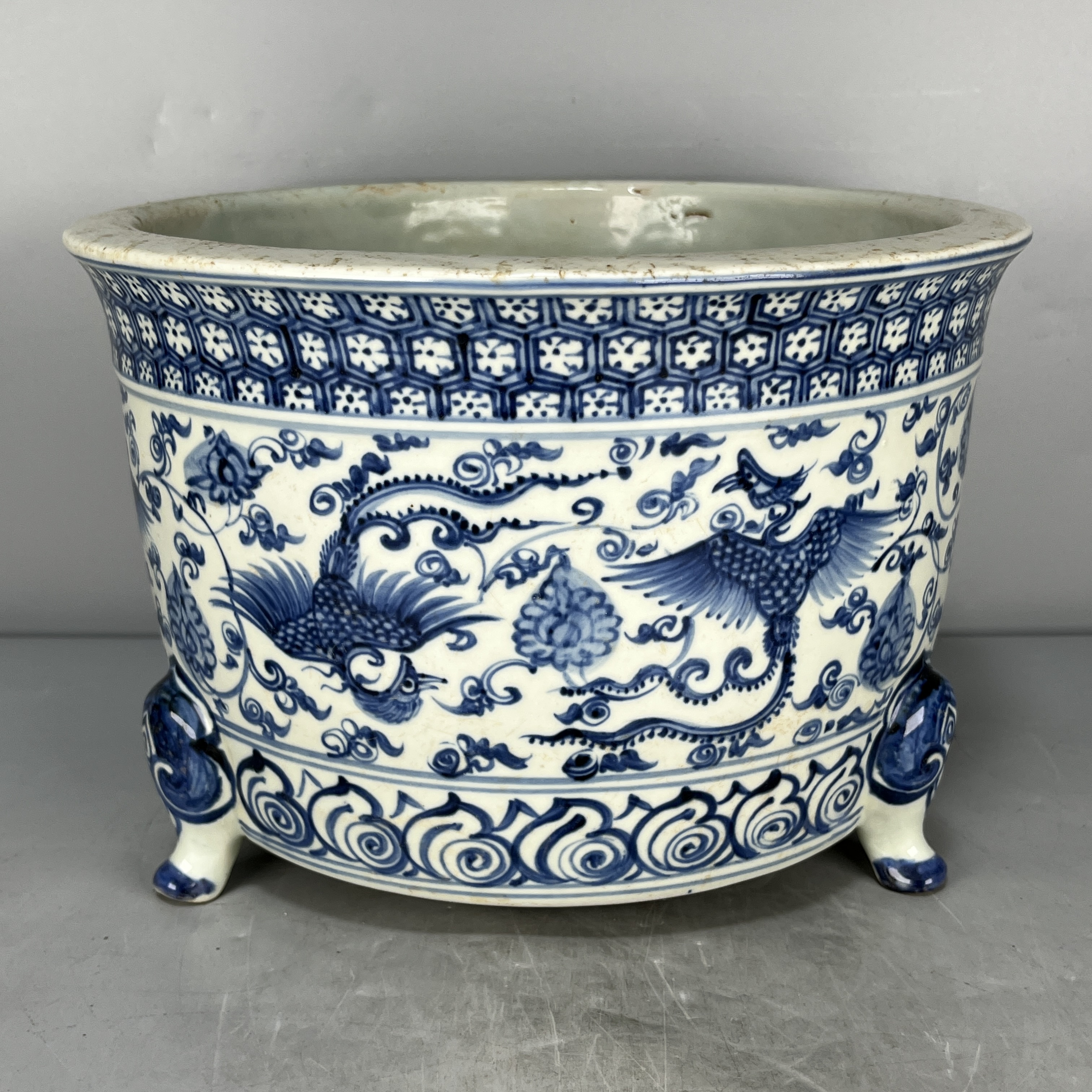 仿古瓷 仿古青花缠枝凤纹三足炉