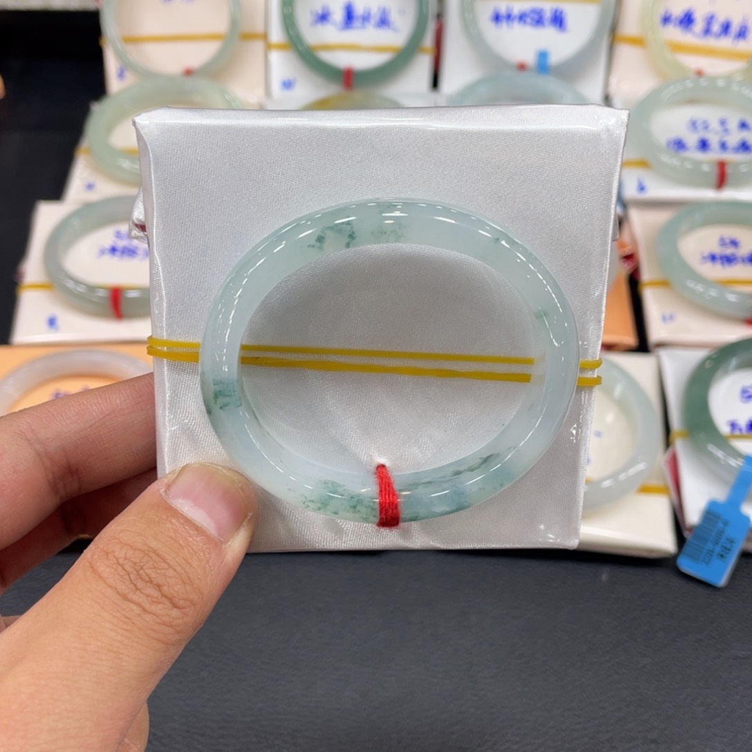 翡翠手镯未镶嵌缅甸翡翠