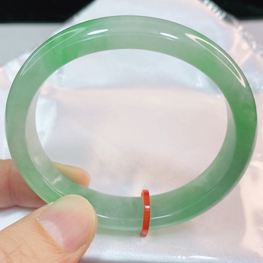 翡翠手镯未镶嵌55圈口贵妃