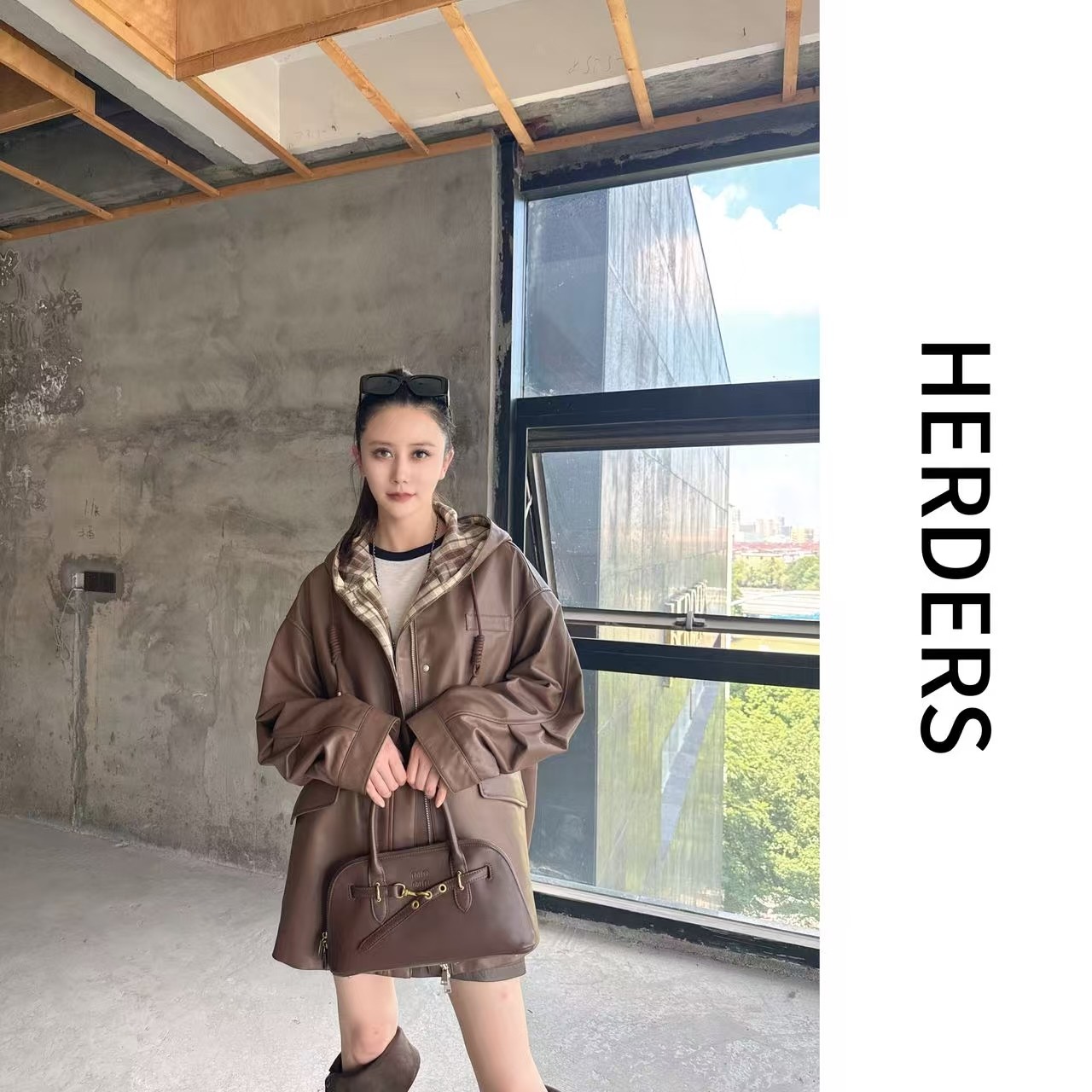 HERDERS 短款连帽抽绳弯刀袖皮衣外套 253730