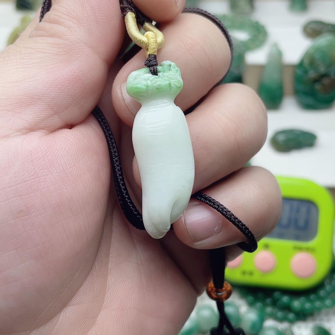 俗***人独山玉未镶嵌挂件
