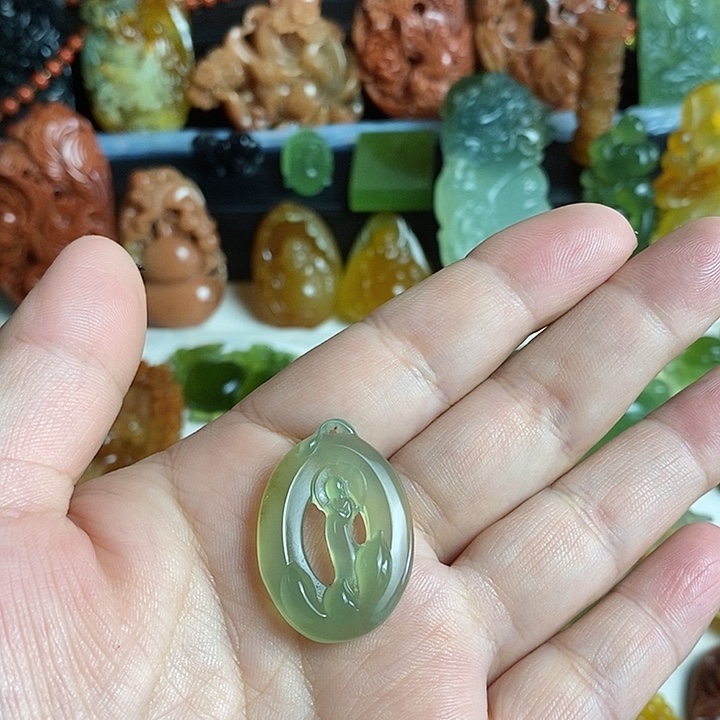 蛇纹石玉未镶嵌颈饰