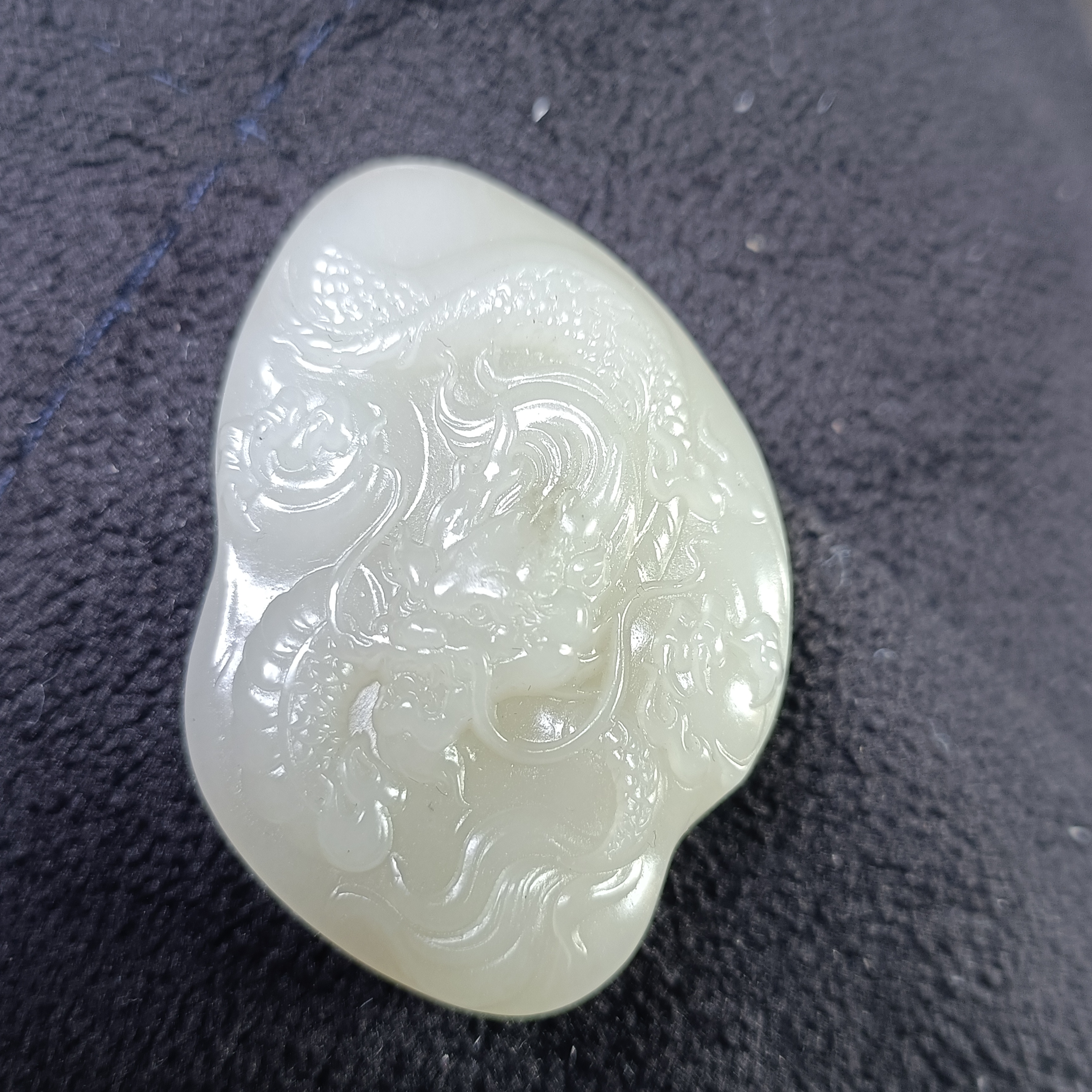 和田玉挂坠寓意龙行天下 