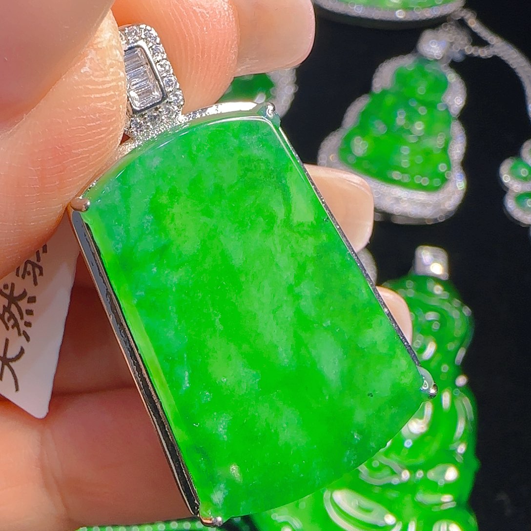 翡翠吊坠(赠链)未镶嵌