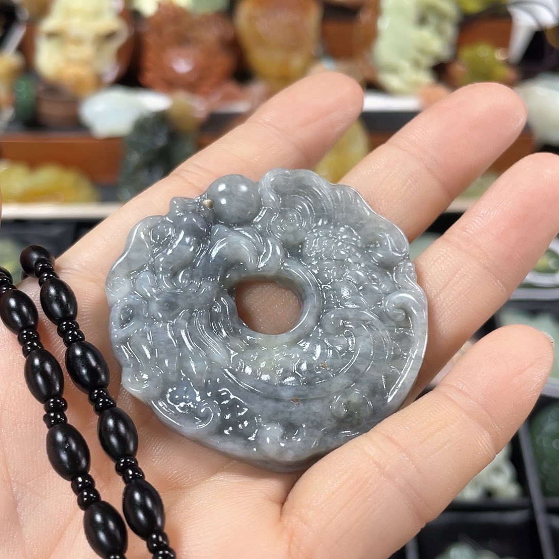 蛇纹石玉颈饰未镶嵌