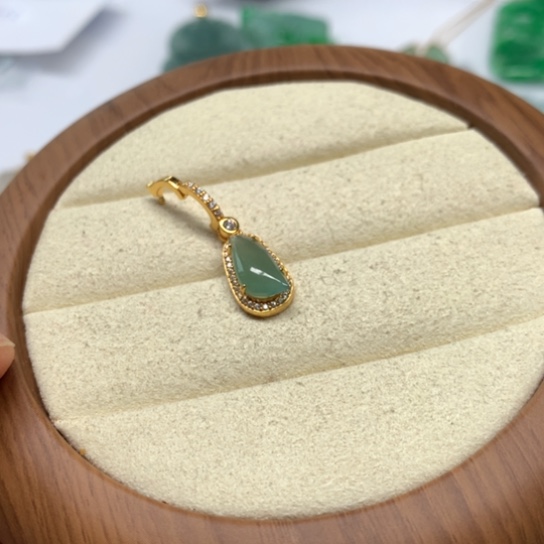 翡翠颈饰未镶嵌翡翠