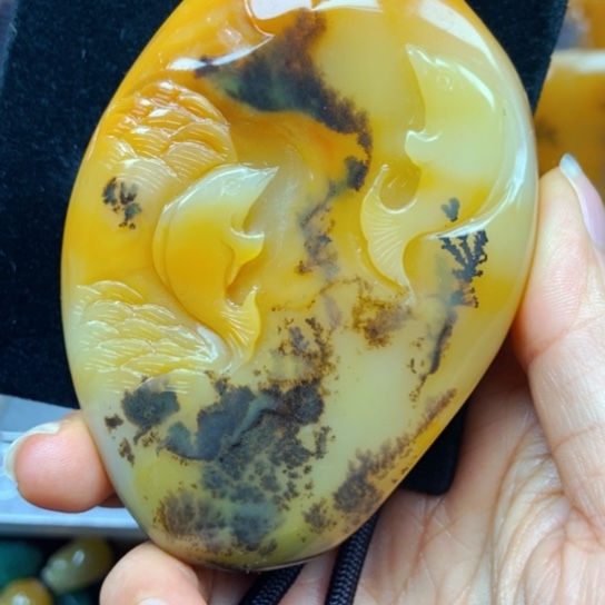 石英质玉（黄龙玉）未镶嵌颈饰