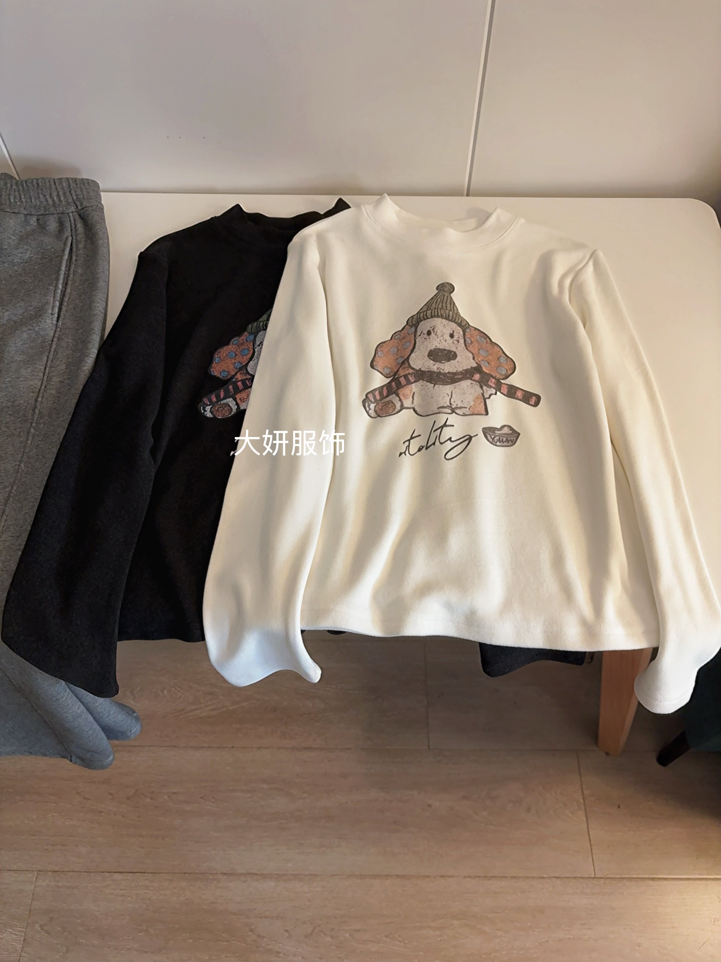 圣诞小狗。加厚小立领白T！加厚保暖打底衫简约刺绣长袖百搭上衣