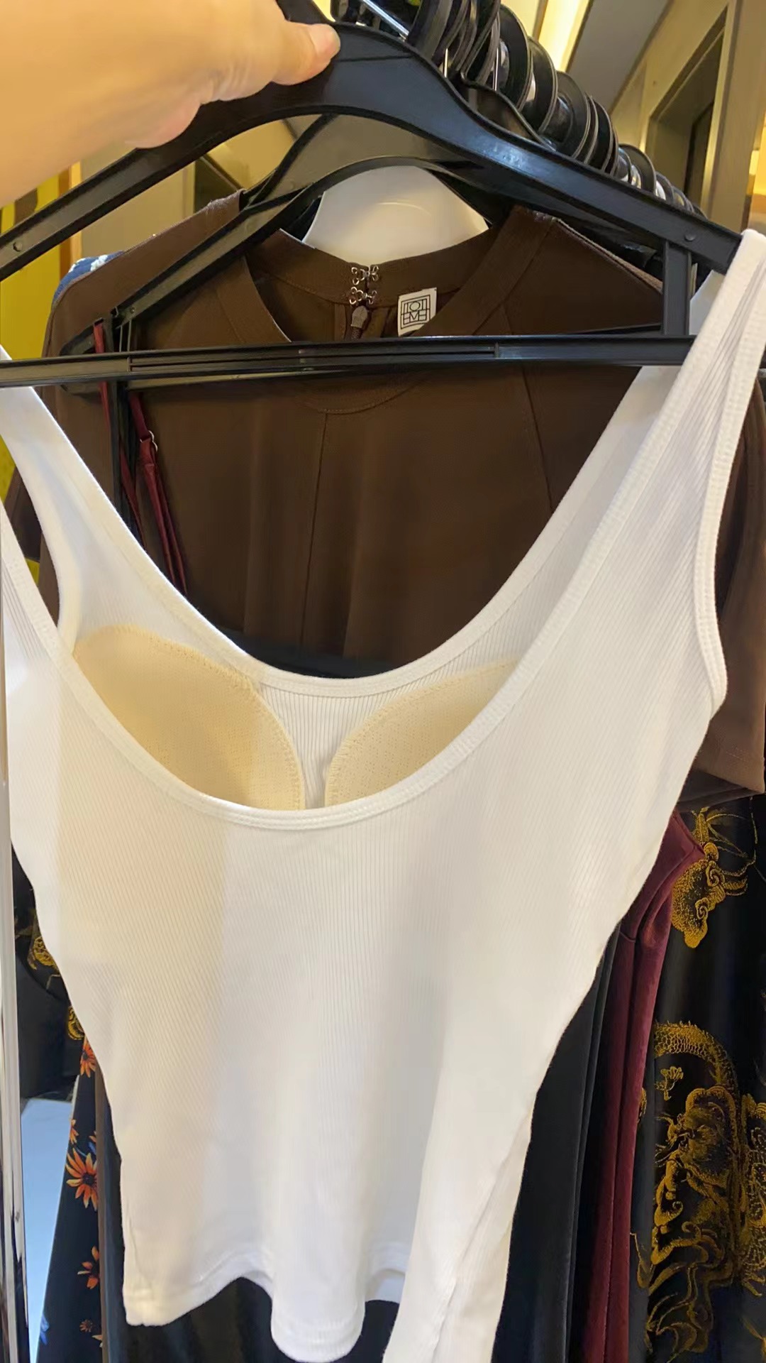 深圳贝拉服装2025新款露背背心