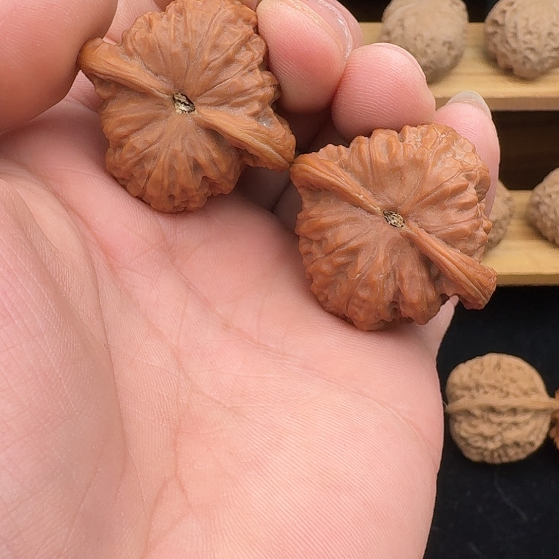 背***年桃核吊坠百岁子，轻微色差！全品