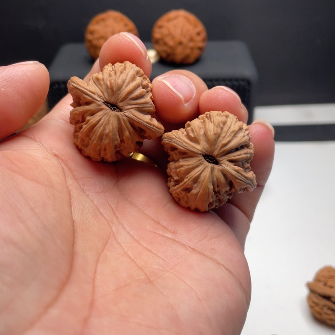 Z***.文玩核桃吊坠四座楼 33