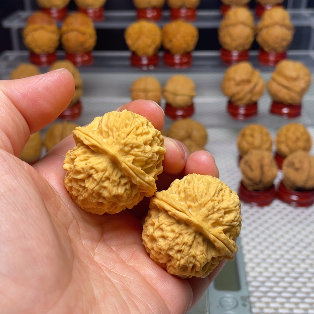 文玩核桃把件5珊瑚纹绣球